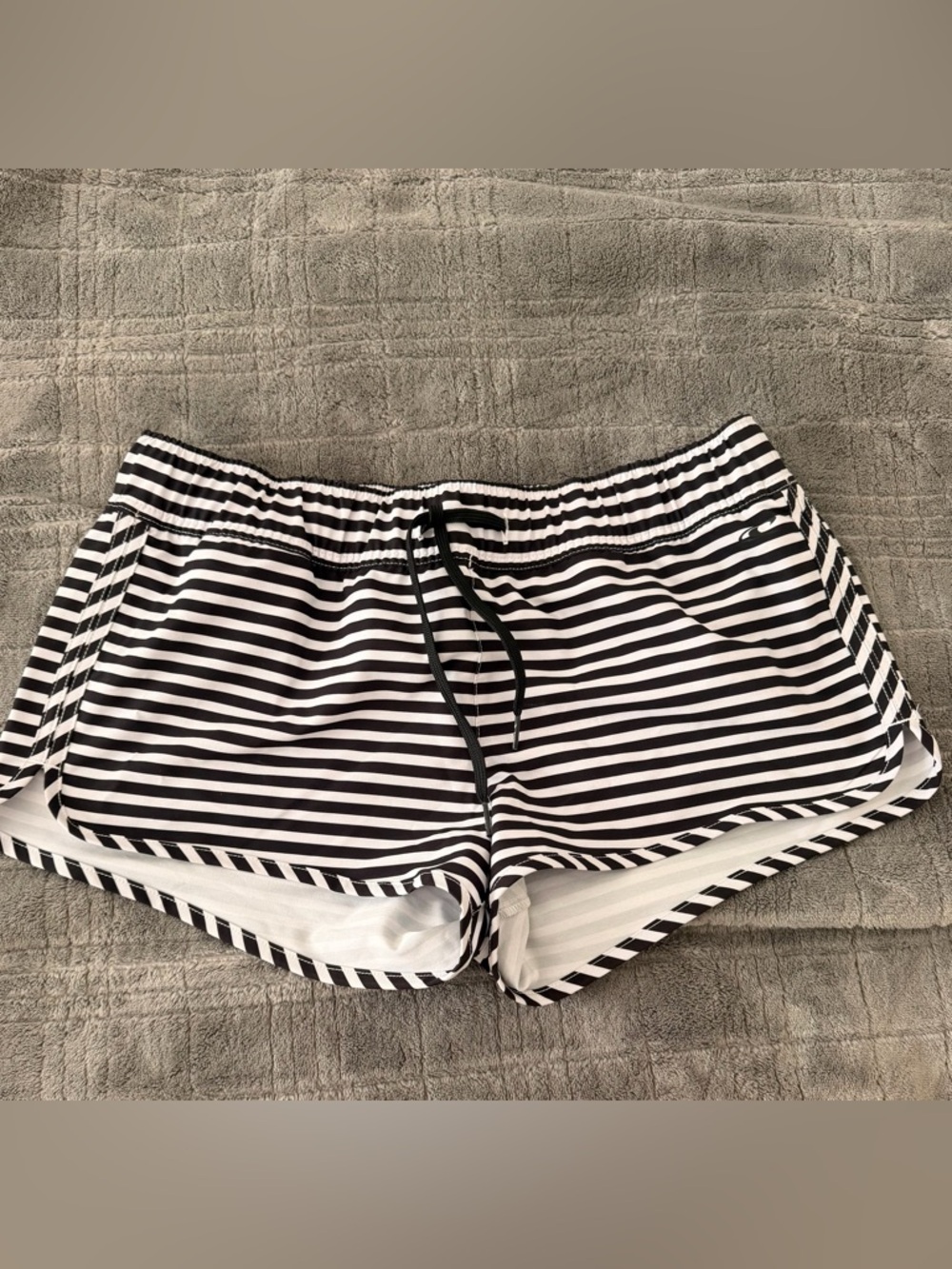 NWOT O’Neil Black & White Striped Women’s Elastic Waist Board Shorts (Small)